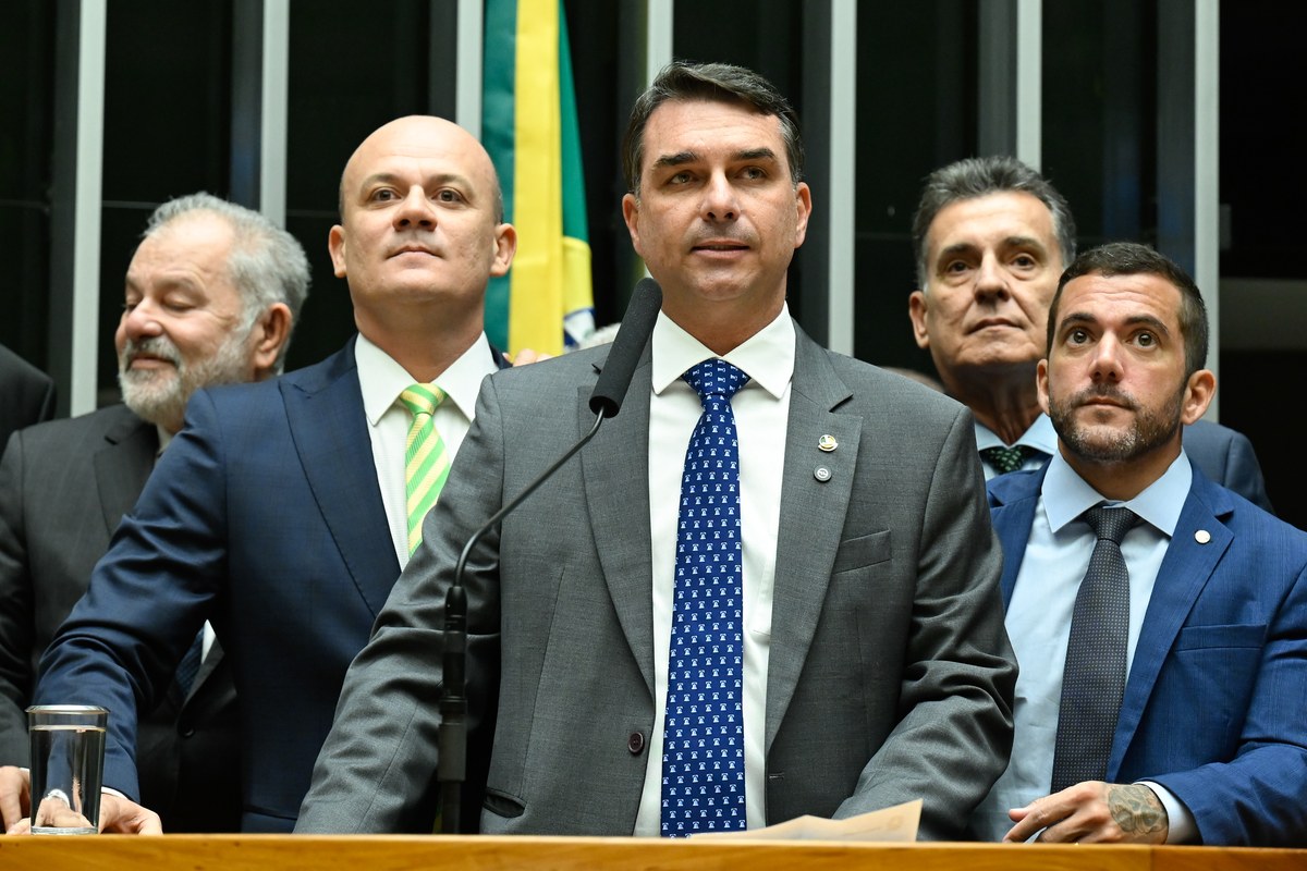 Flávio Bolsonaro speaking at the podium during a joint session of Brazil's National Congress in Brasília, May 2026