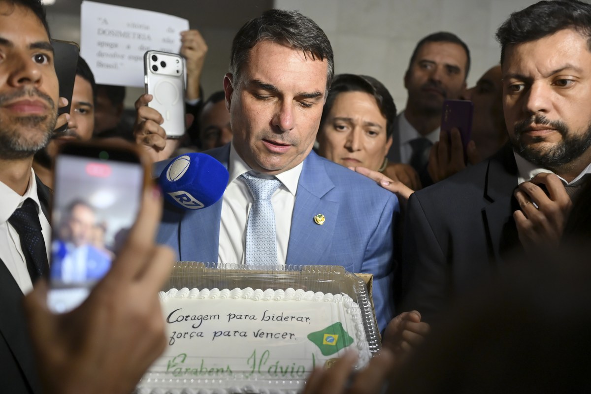 Flávio Bolsonaro speaking to reporters in Brasília, April 2026