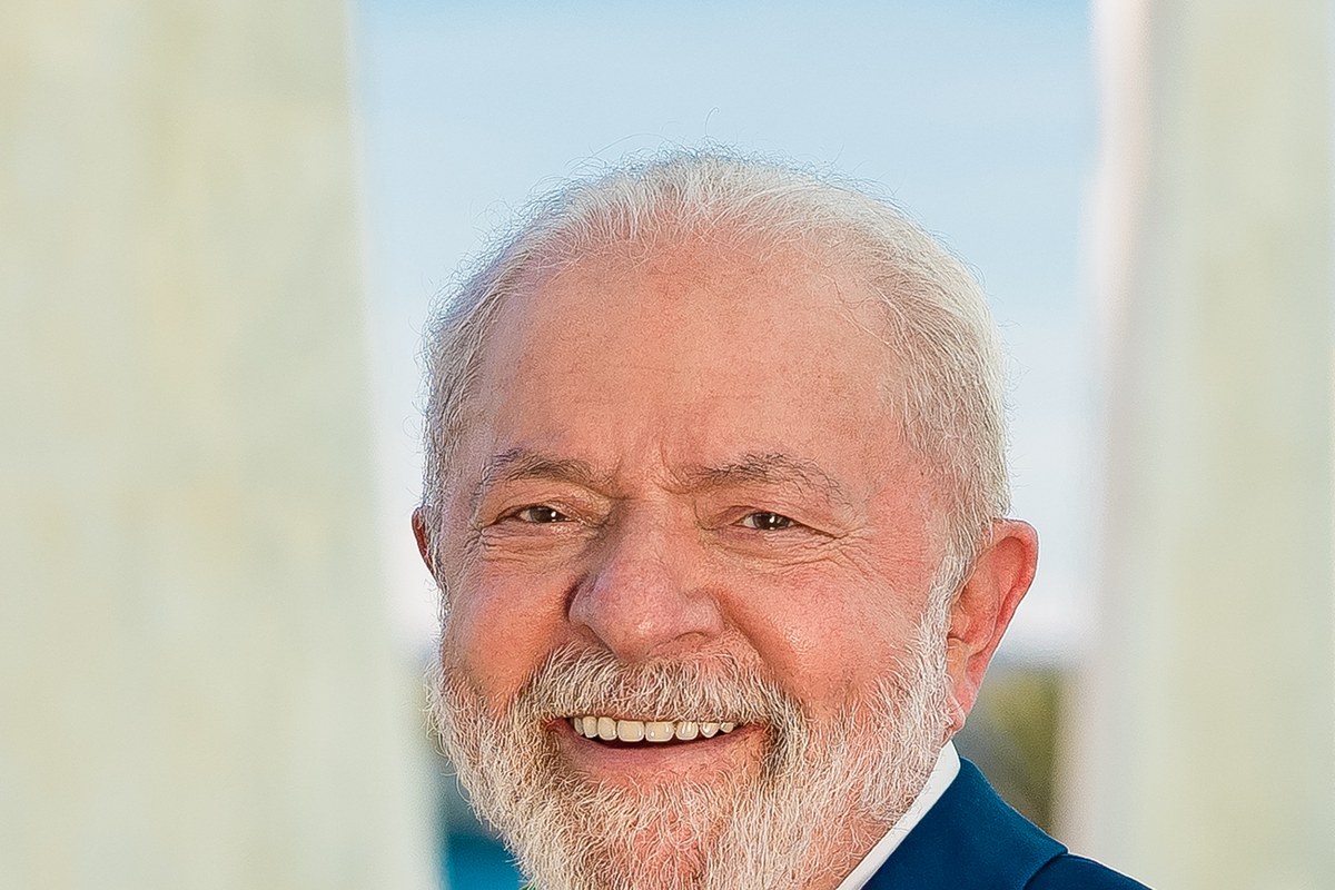 Luiz Inácio Lula da Silva in his official portrait from February 2023