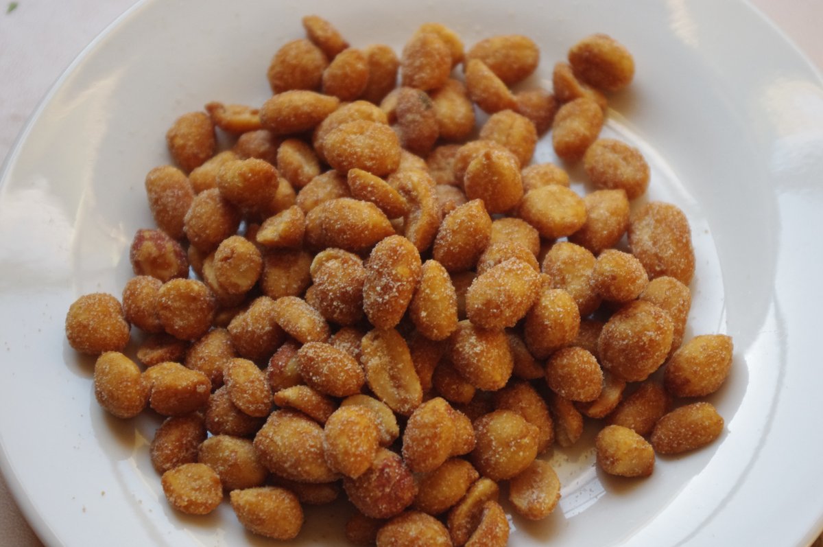 Honey-roasted peanuts (illustration — the study used unsalted, skin-roasted peanuts)