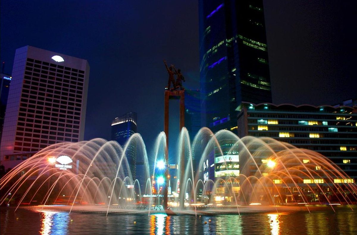 The fountain at Bundaran HI in Jakarta at dusk, January 2009