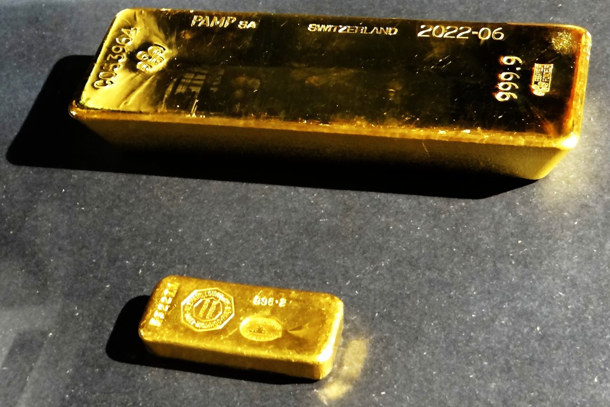 A gold ingot and bar of the Banque de France (2022 photograph — not 27 October trading)
