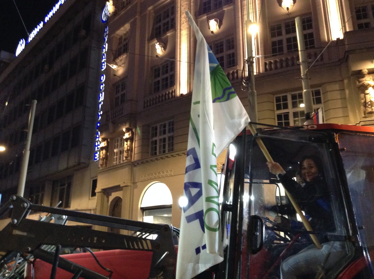 Belgrade residents welcome marching students on the eve of the 15 March 2025 protest, with a Ne damo Jadar banner